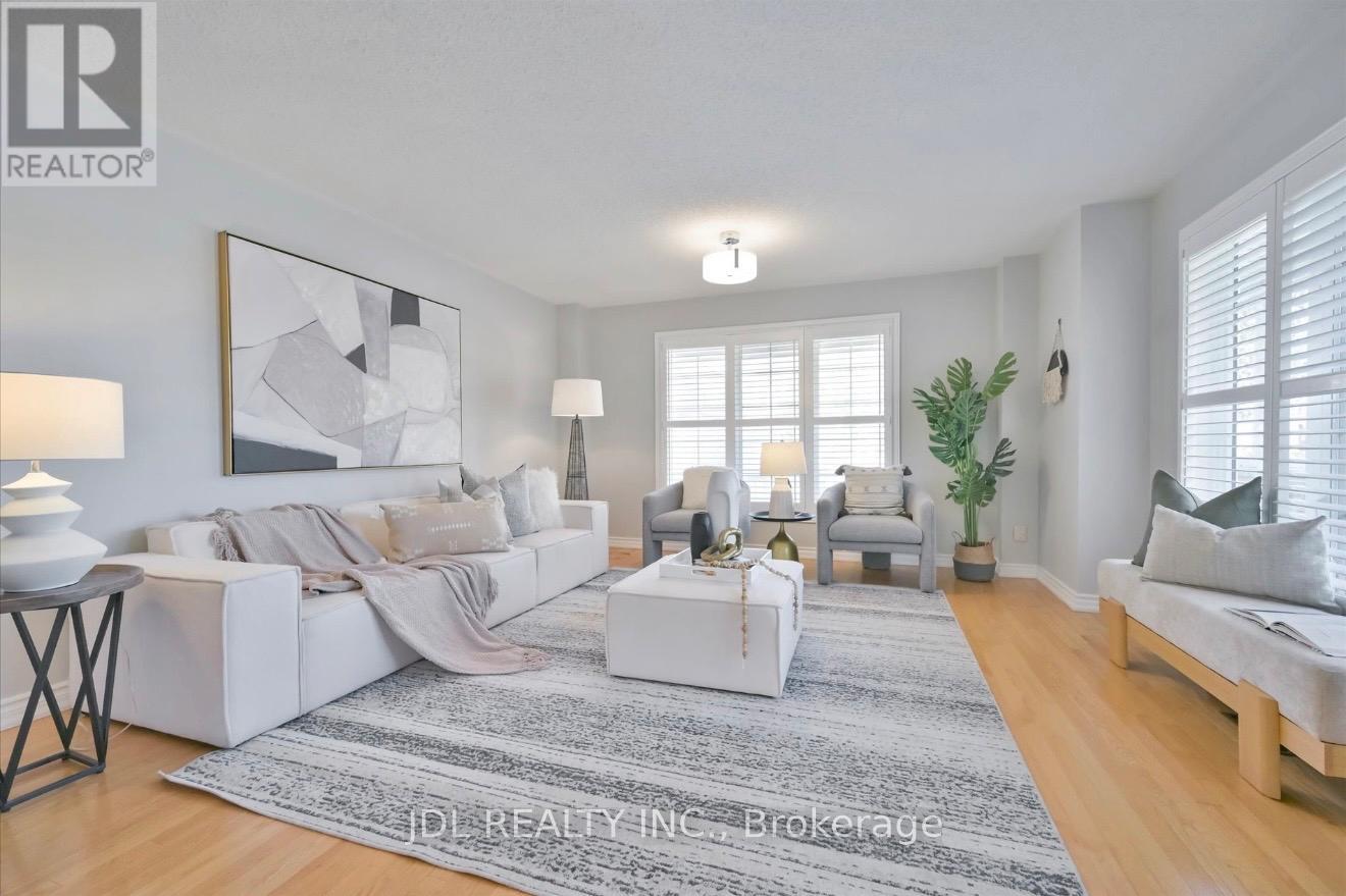 Freehold townhouse (corner end unit) · Richmond Hill (Langstaff) — 1/25